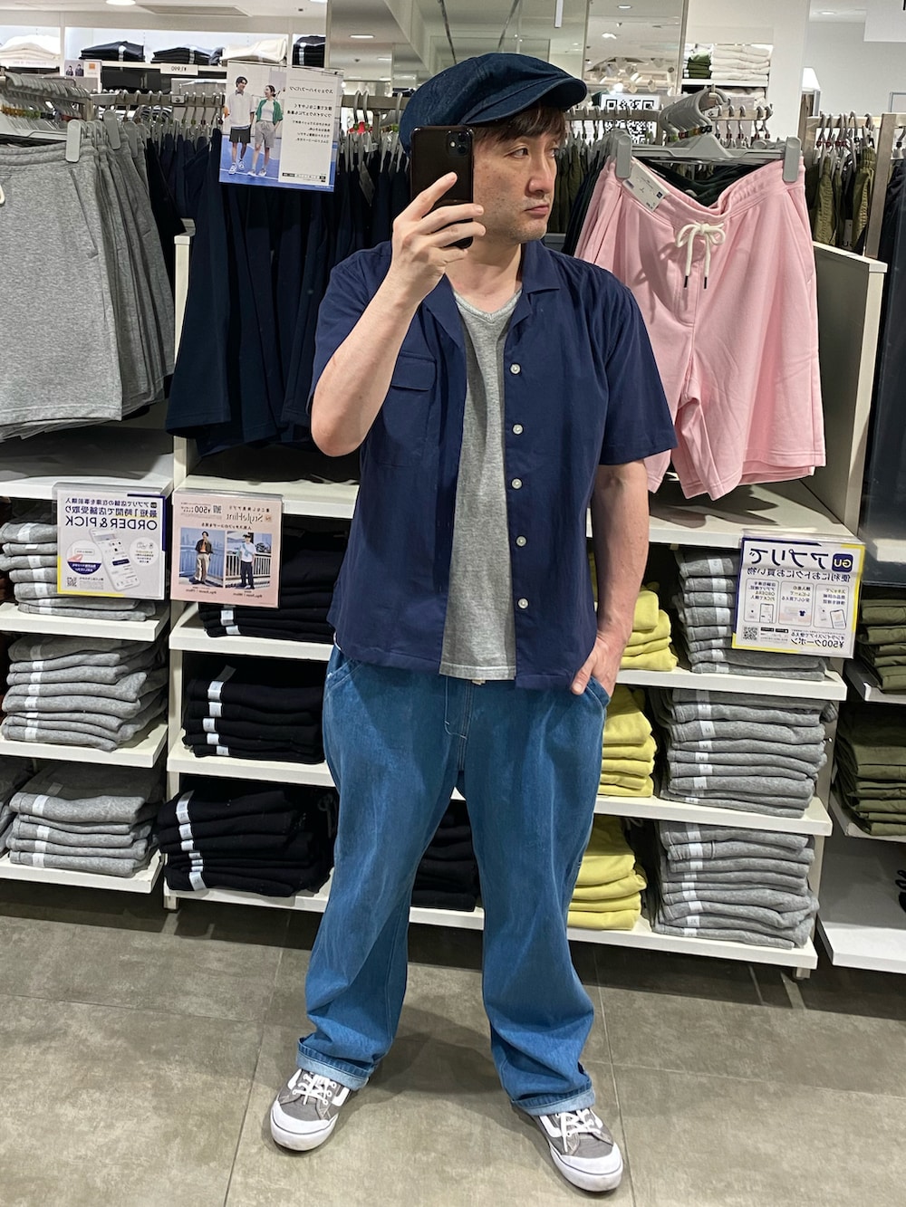 ブルー系のシャツ/ブラウス、ブルー系のデニムパンツ、グレー系のスニーカーを着用したメンズの夏コーディネートの2枚目の写真