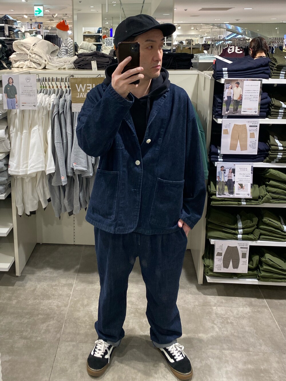 ブラック系のテーラードジャケット、ブラック系のスニーカー、ブラック系のキャップを着用したメンズの春コーディネートの4枚目の写真