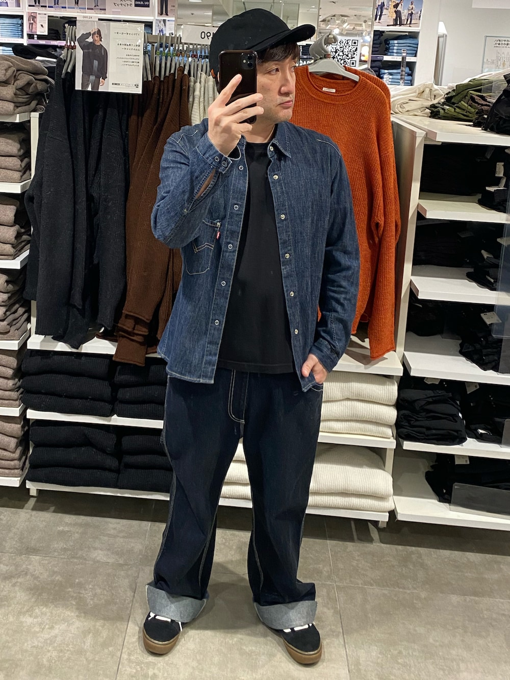 ブラック系のスニーカー、ブラック系のTシャツ/カットソー、ブルー系のデニムジャケットを着用したメンズの秋コーディネートの3枚目の写真