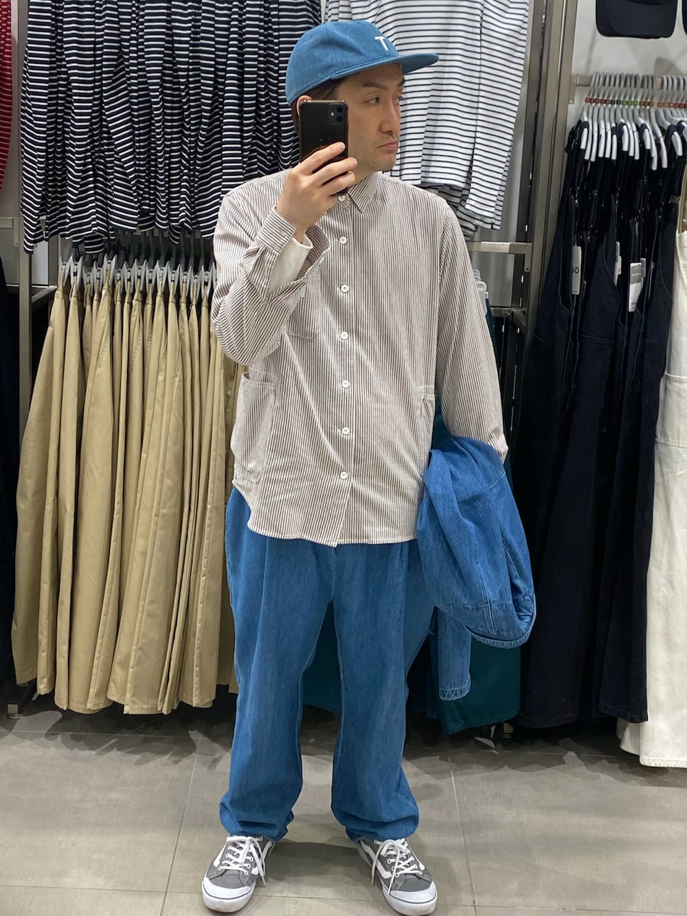 ホワイト系のシャツ/ブラウス、ブルー系のテーラードジャケット、グレー系のスニーカーを着用したメンズの春コーディネートの2枚目の写真