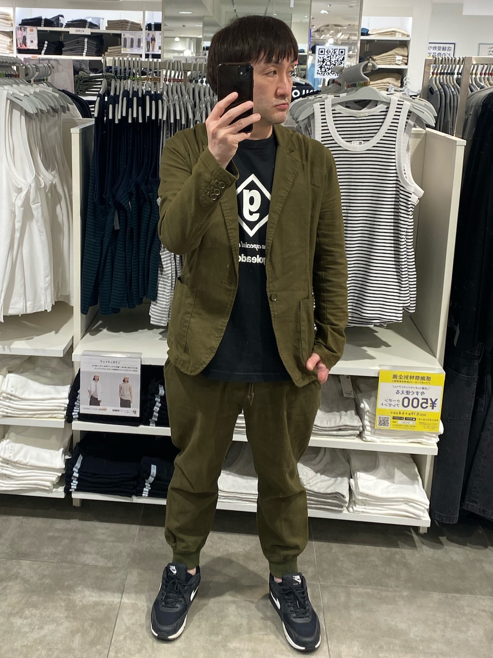 ブラック系のTシャツ/カットソー、グリーン系のセットアップ、ブラック系のスニーカーを着用したメンズの夏コーディネートの3枚目の写真