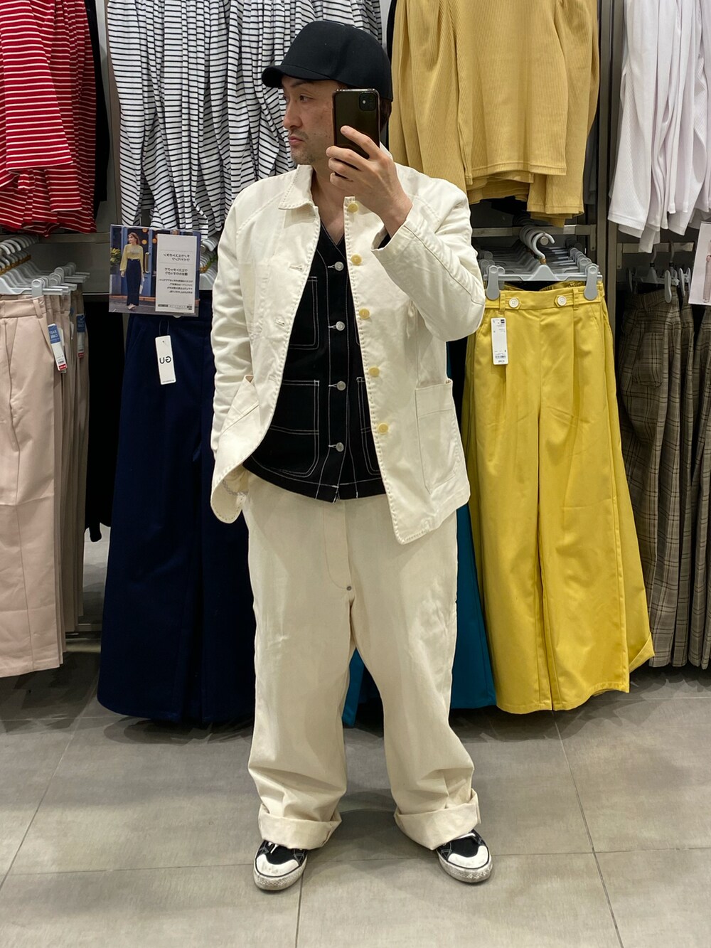 ブラック系のその他アウター、ホワイト系のカバーオール、ブラック系のスニーカーを着用したメンズの春コーディネートの5枚目の写真