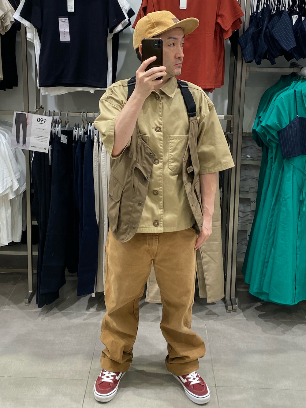 その他のTシャツ/カットソー、ブラウン系のシャツ/ブラウス、ブラウン系のベストを着用したメンズの秋コーディネートの2枚目の写真