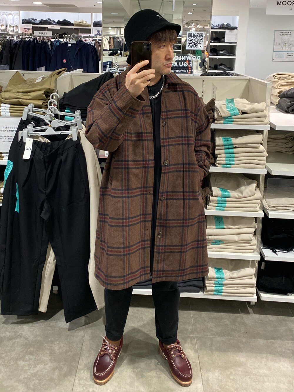 ブラウン系のモカシン/デッキシューズ、ブラック系のパンツ、ブラック系のTシャツ/カットソーを着用したメンズの秋コーディネートの2枚目の写真