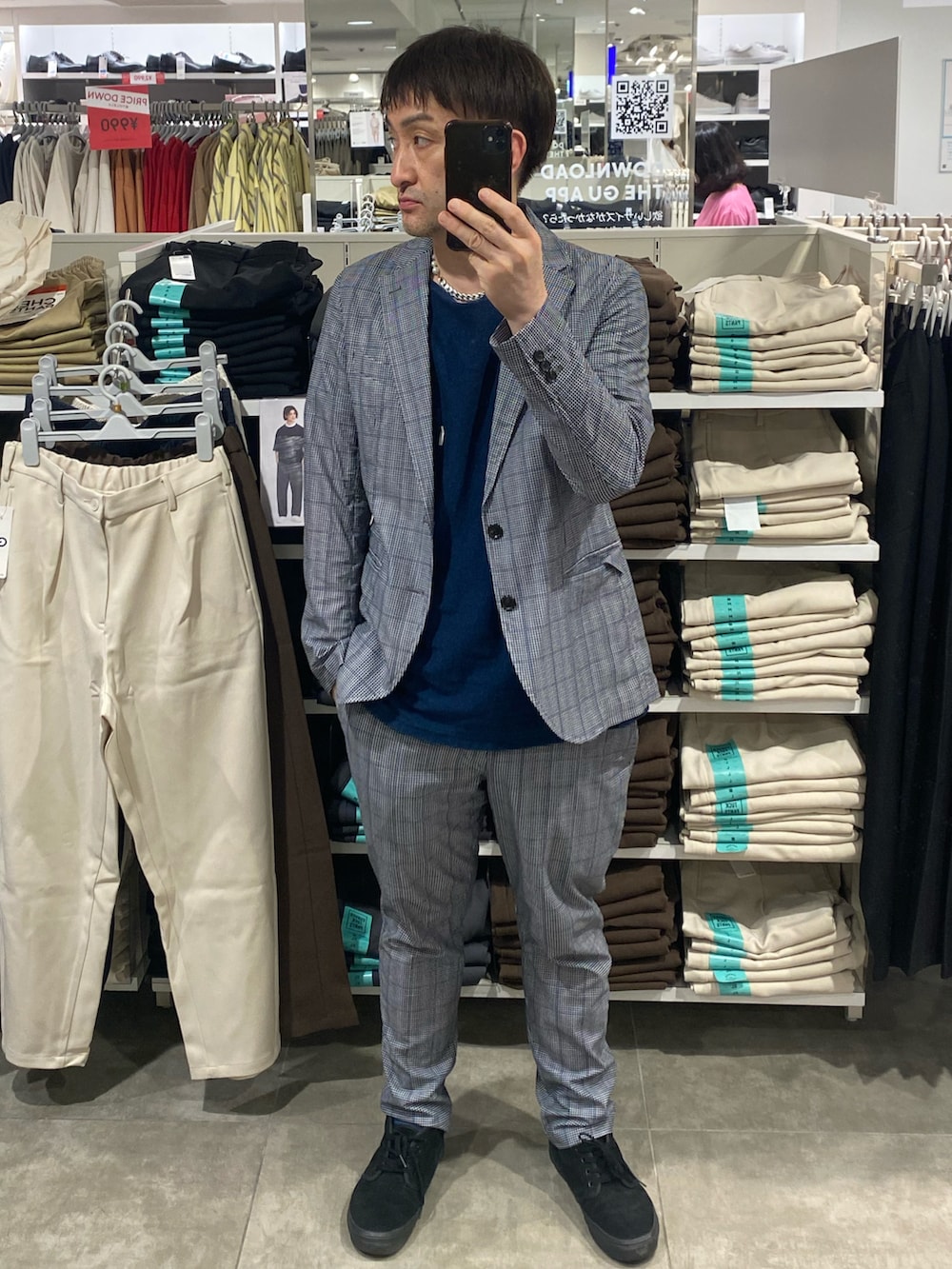 グレー系のテーラードジャケット、ブルー系のTシャツ/カットソー、グレー系のスラックスを着用したメンズの夏コーディネートの5枚目の写真