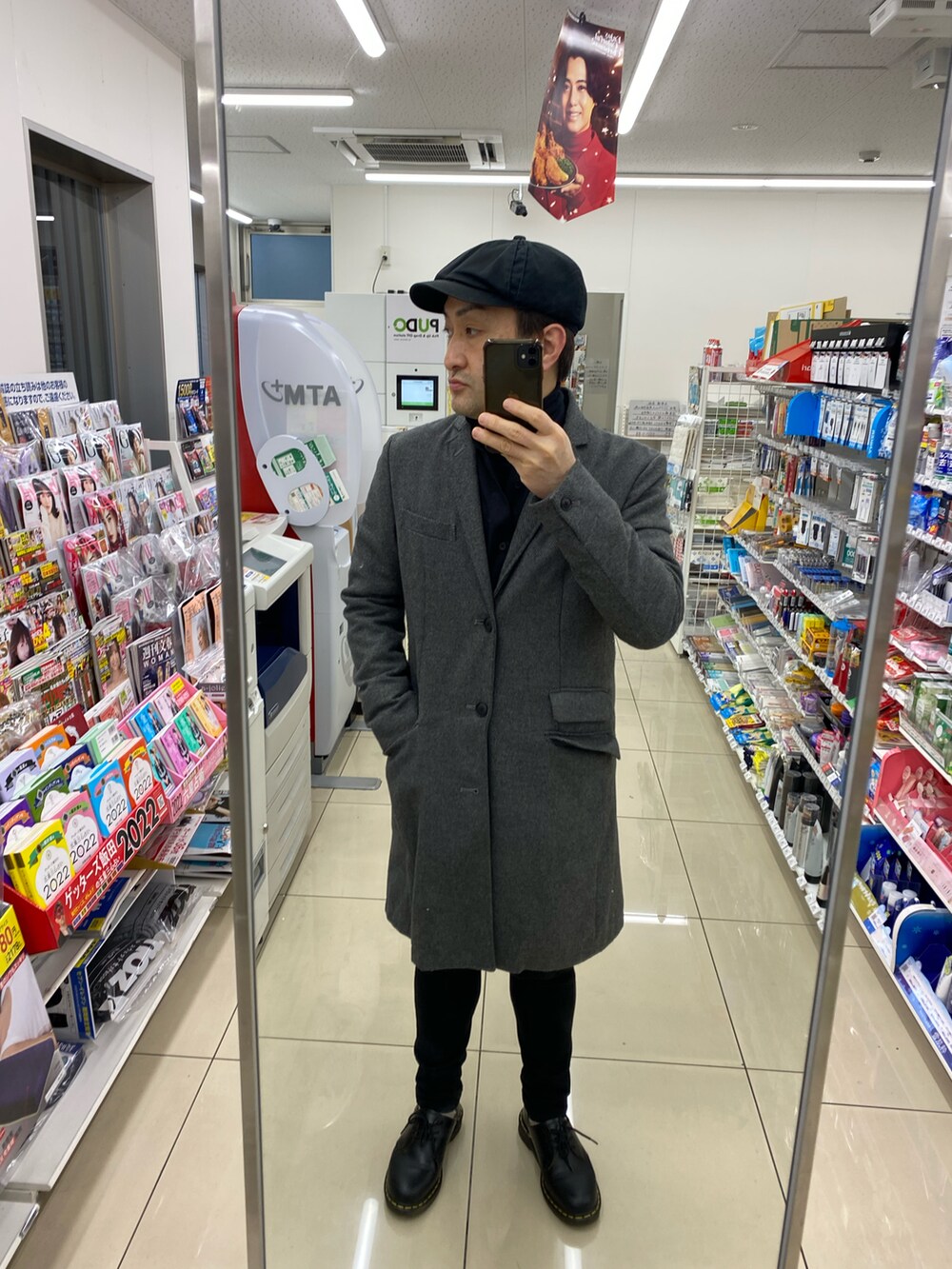 ブラック系のシャツ/ブラウス、ベージュ系のトップス、ブラック系のスウェットパンツを着用したメンズの冬コーディネートの4枚目の写真