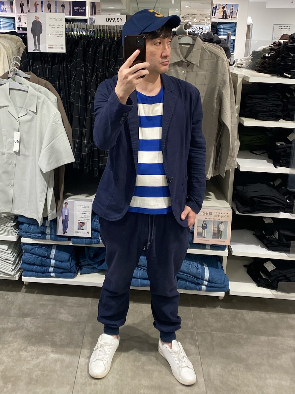 ブルー系のテーラードジャケット、ブルー系のその他パンツ、ホワイト系のスニーカーを着用したメンズの秋コーディネートの3枚目の写真