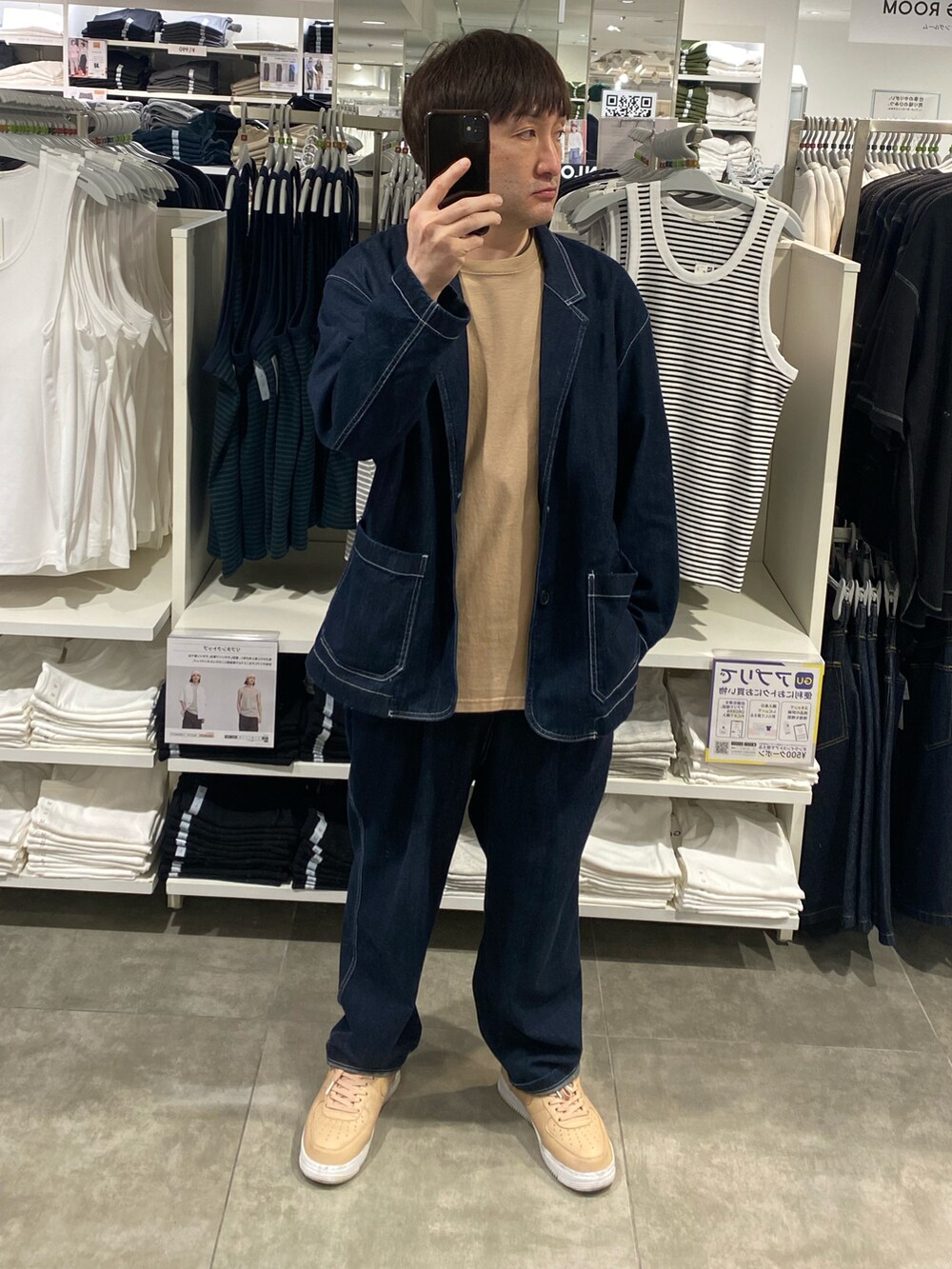 ブルー系のデニムジャケット、ベージュ系のTシャツ/カットソー、ブルー系のデニムパンツを着用したメンズの夏コーディネートの3枚目の写真