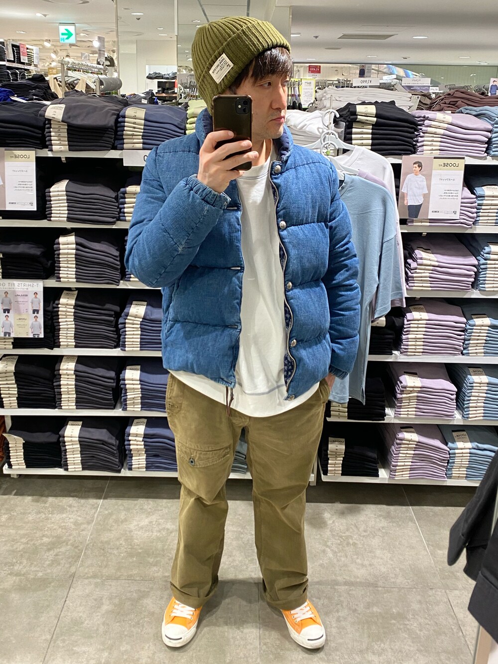 グリーン系のカーゴパンツ、ホワイト系のスウェット、ブルー系のダウンジャケット/コートを着用したメンズの冬コーディネートの2枚目の写真