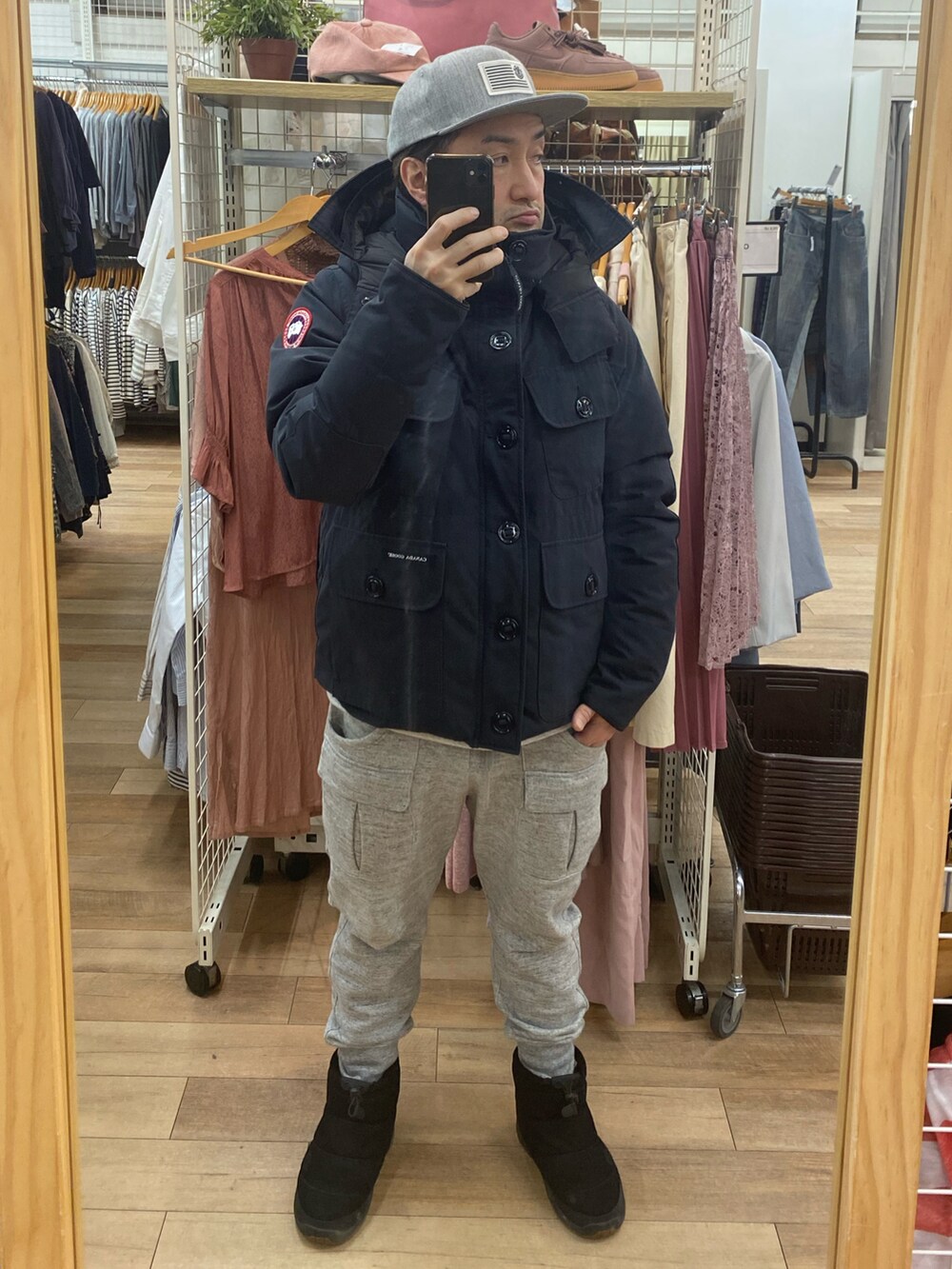 グレー系のスウェットパンツ、ブラック系のブーツ、グレー系のスウェットを着用したメンズの春コーディネートの5枚目の写真