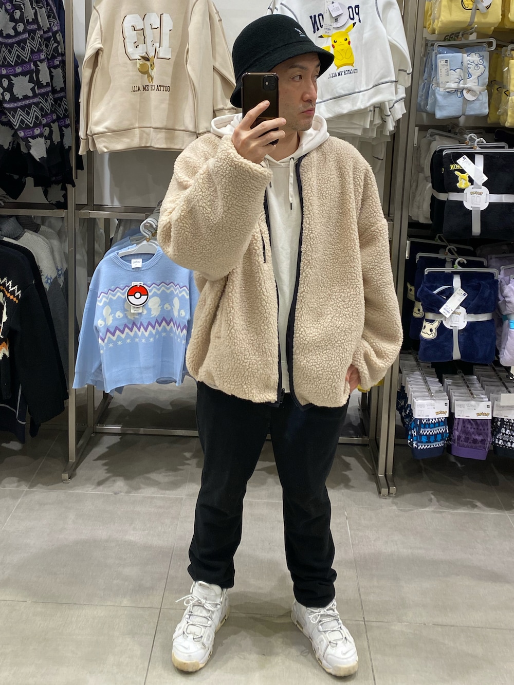 ベージュ系のブルゾン、ホワイト系のスニーカー、ブラック系のハットを着用したメンズの秋コーディネートの2枚目の写真