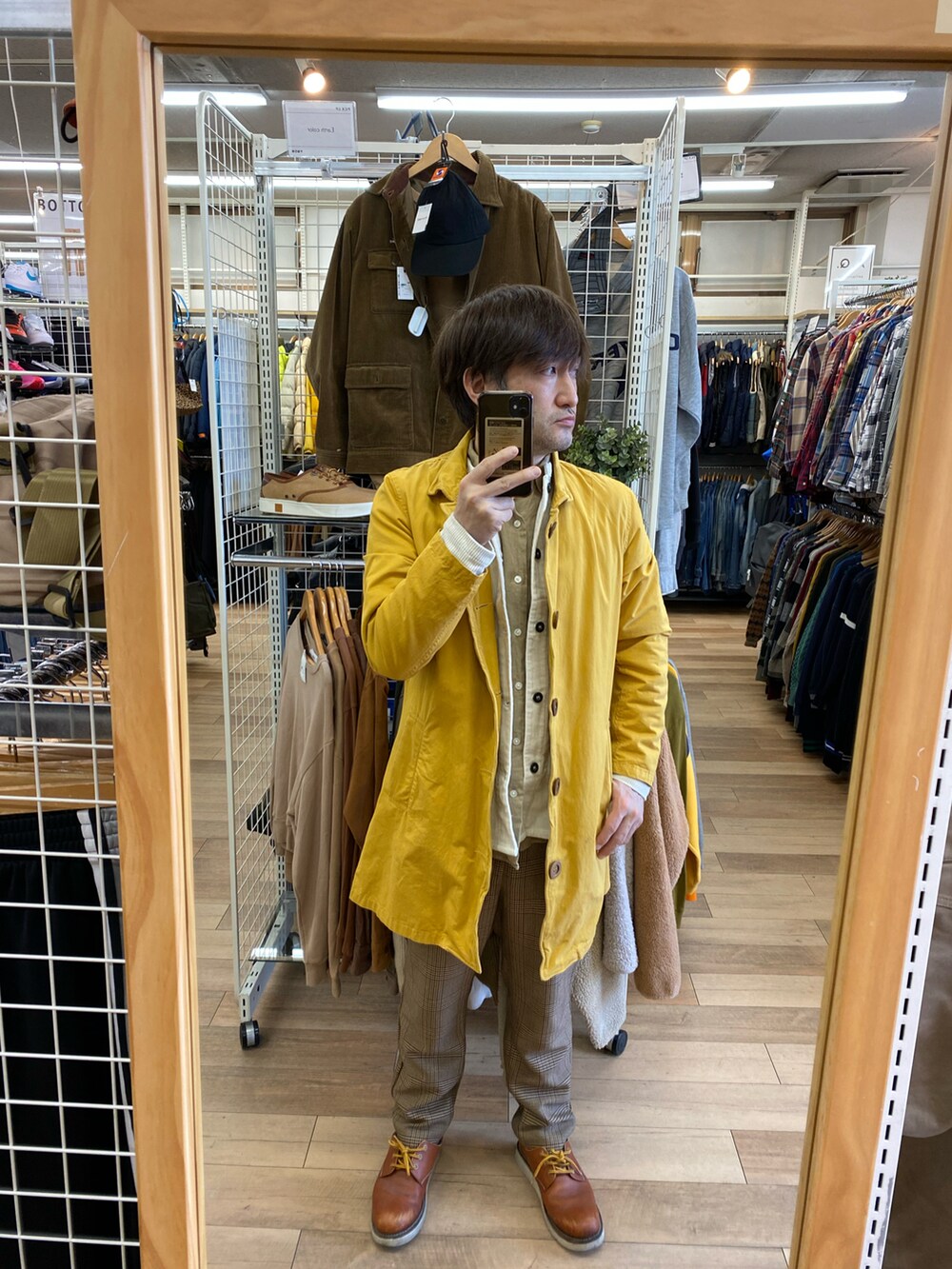 ベージュ系のその他パンツ、ブラウン系のシューズ、ベージュ系のシャツ/ブラウスを着用したメンズの冬コーディネートの3枚目の写真