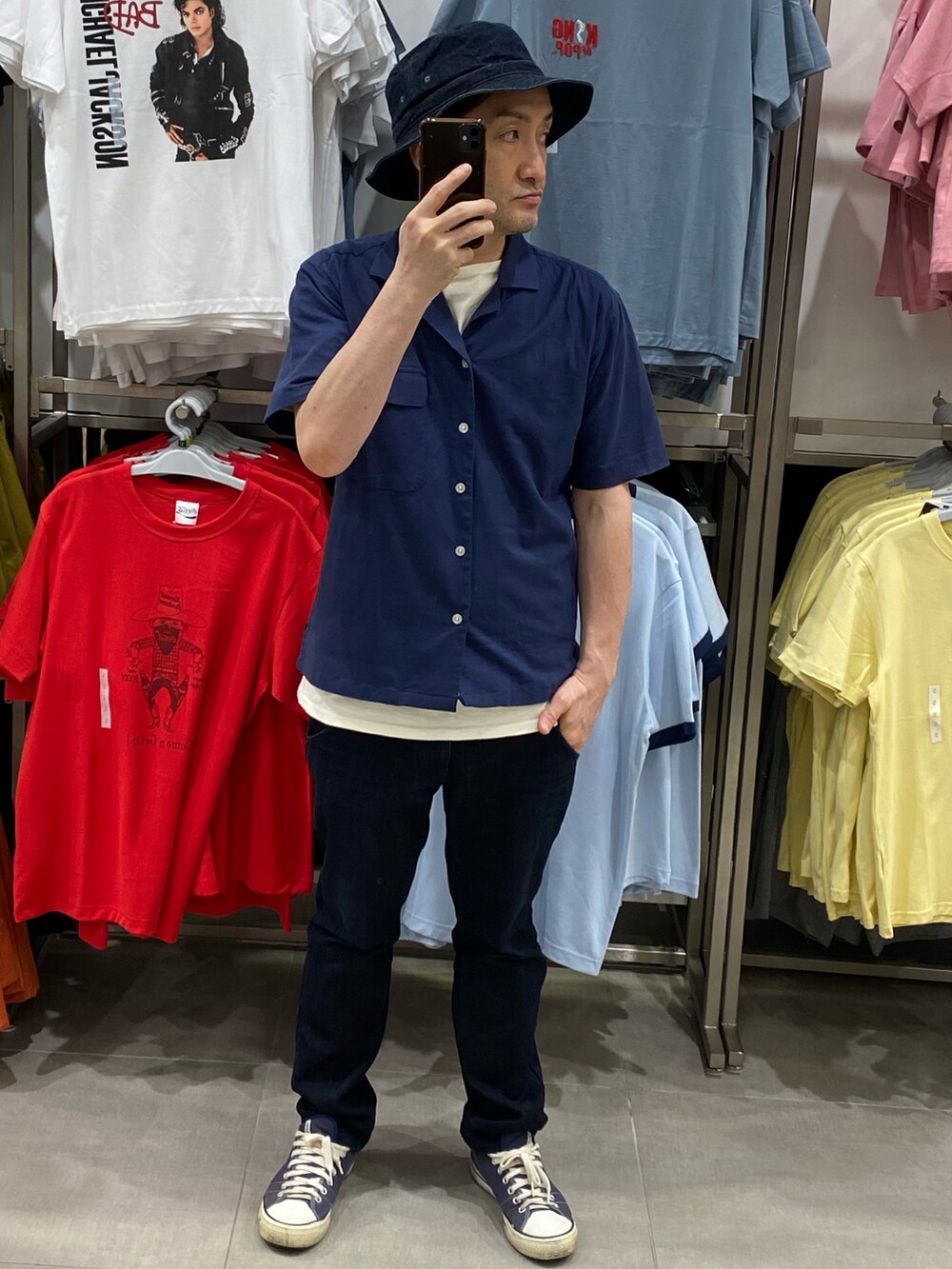 ブルー系のシャツ/ブラウス、ホワイト系のTシャツ/カットソー、ブルー系のデニムパンツを着用したメンズの夏コーディネートの2枚目の写真