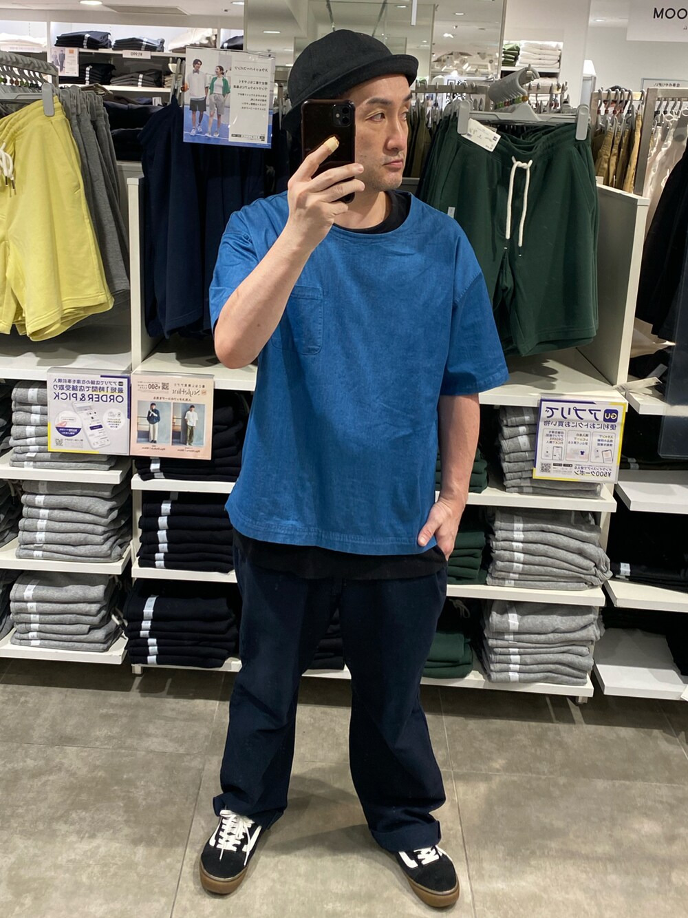 ブルー系のTシャツ/カットソー、ブルー系のその他パンツ、ブラック系のスニーカーを着用したメンズの夏コーディネートの2枚目の写真