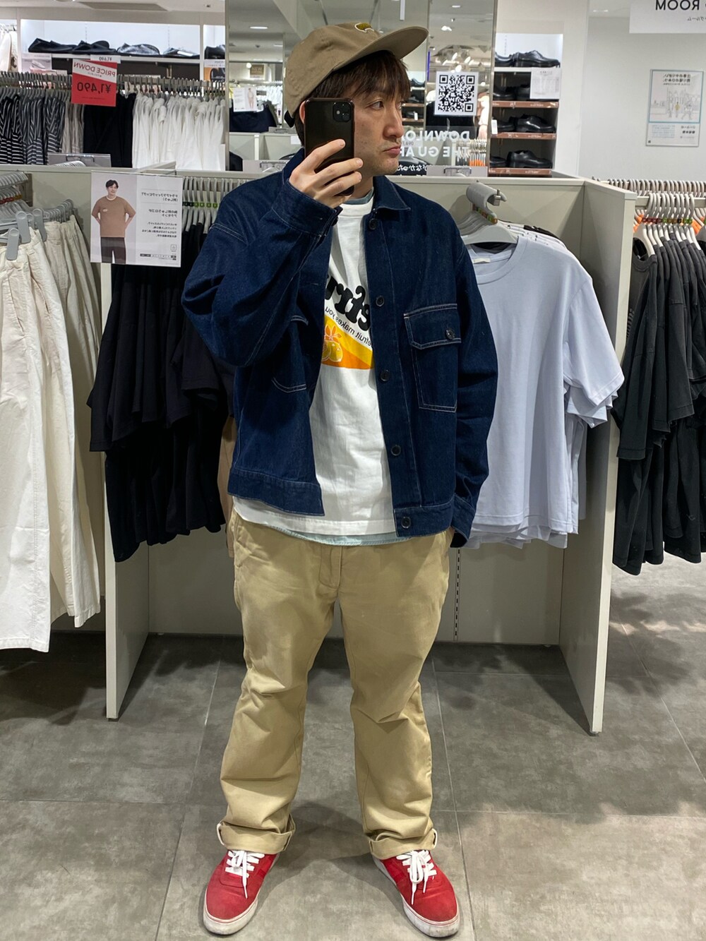 ブルー系のデニムジャケット、ホワイト系のTシャツ/カットソー、ベージュ系のチノパンツを着用したメンズの春コーディネートの2枚目の写真