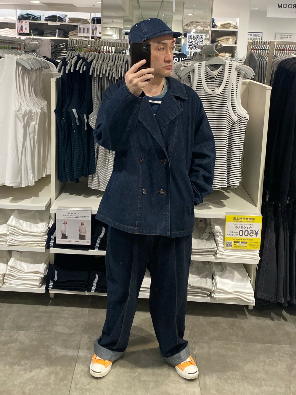 ブルー系のデニムジャケット、オレンジ系のスニーカー、ブルー系のデニムパンツを着用したメンズの夏コーディネートの4枚目の写真