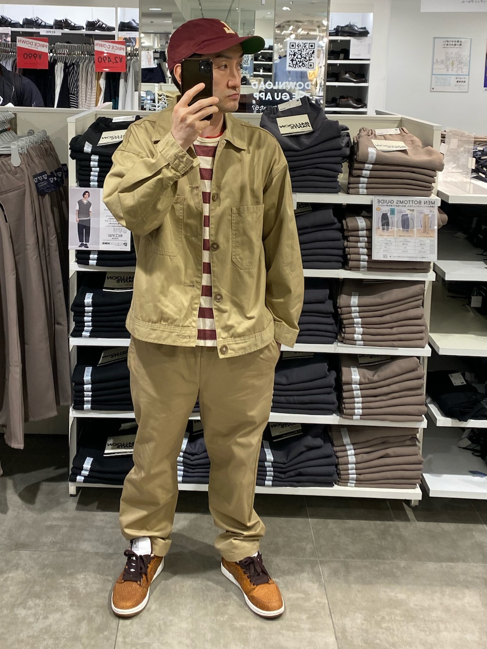 ベージュ系のその他アウター、その他のTシャツ/カットソー、ブラウン系のベストを着用したメンズの夏コーディネートの3枚目の写真