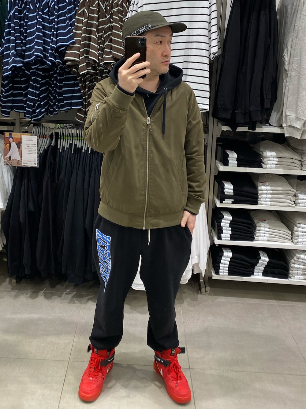 ブラック系のパーカー、グリーン系のMA-1、ブラック系のスウェットパンツを着用したメンズの春コーディネートの4枚目の写真