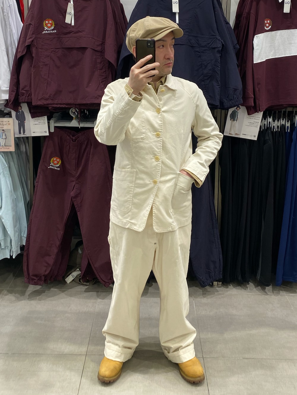 ホワイト系のカバーオール、ホワイト系のサロペット/オーバーオール、ベージュ系のブーツを着用したメンズの春コーディネートの4枚目の写真