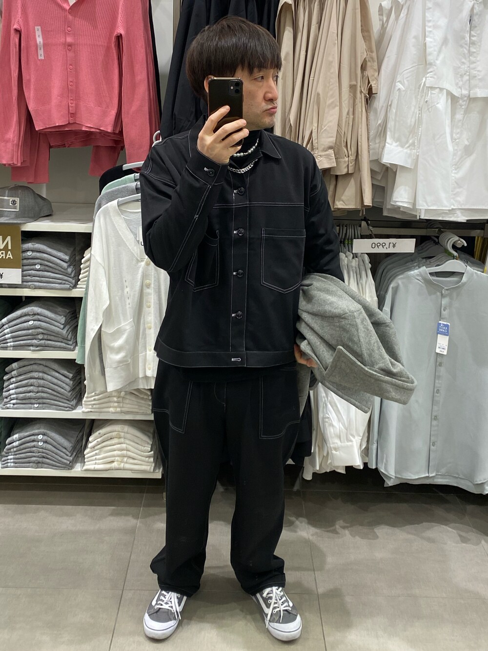 グレー系のピーコート、グレー系のスニーカー、ブラック系のTシャツ/カットソーを着用したメンズの冬コーディネートの5枚目の写真