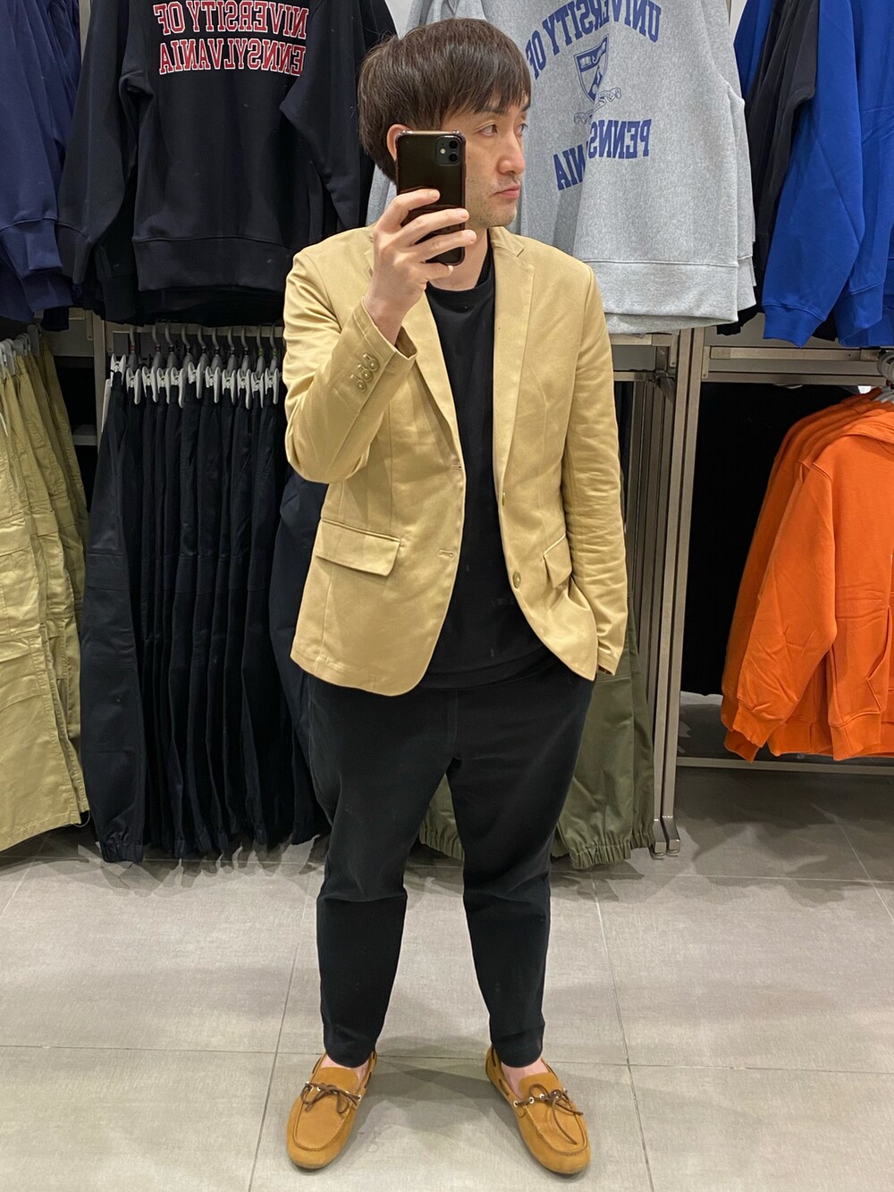 ベージュ系のテーラードジャケット、ベージュ系のモカシン/デッキシューズ、ベージュ系のキャップを着用したメンズの秋コーディネートの4枚目の写真