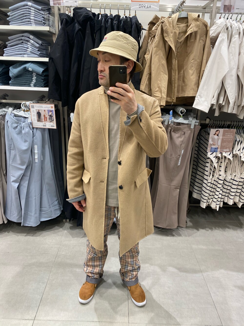 その他のその他トップス、ベージュ系のチェスターコート、ベージュ系のパンツを着用したメンズの秋コーディネートの3枚目の写真