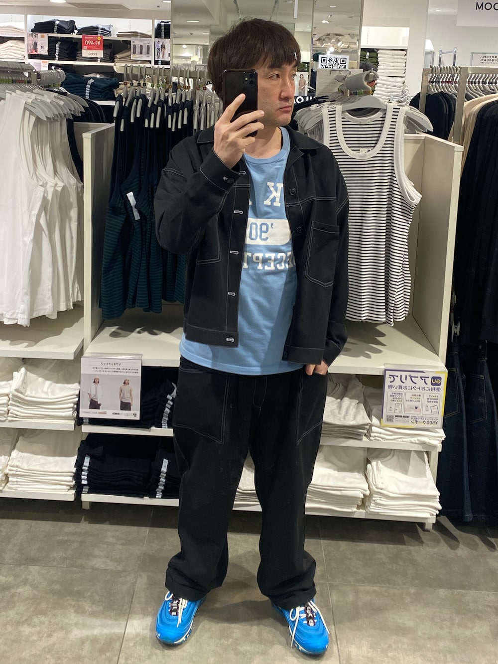 ブラック系のセットアップ、ブルー系のTシャツ/カットソー、ブルー系のスニーカーを着用したメンズの夏コーディネートの3枚目の写真