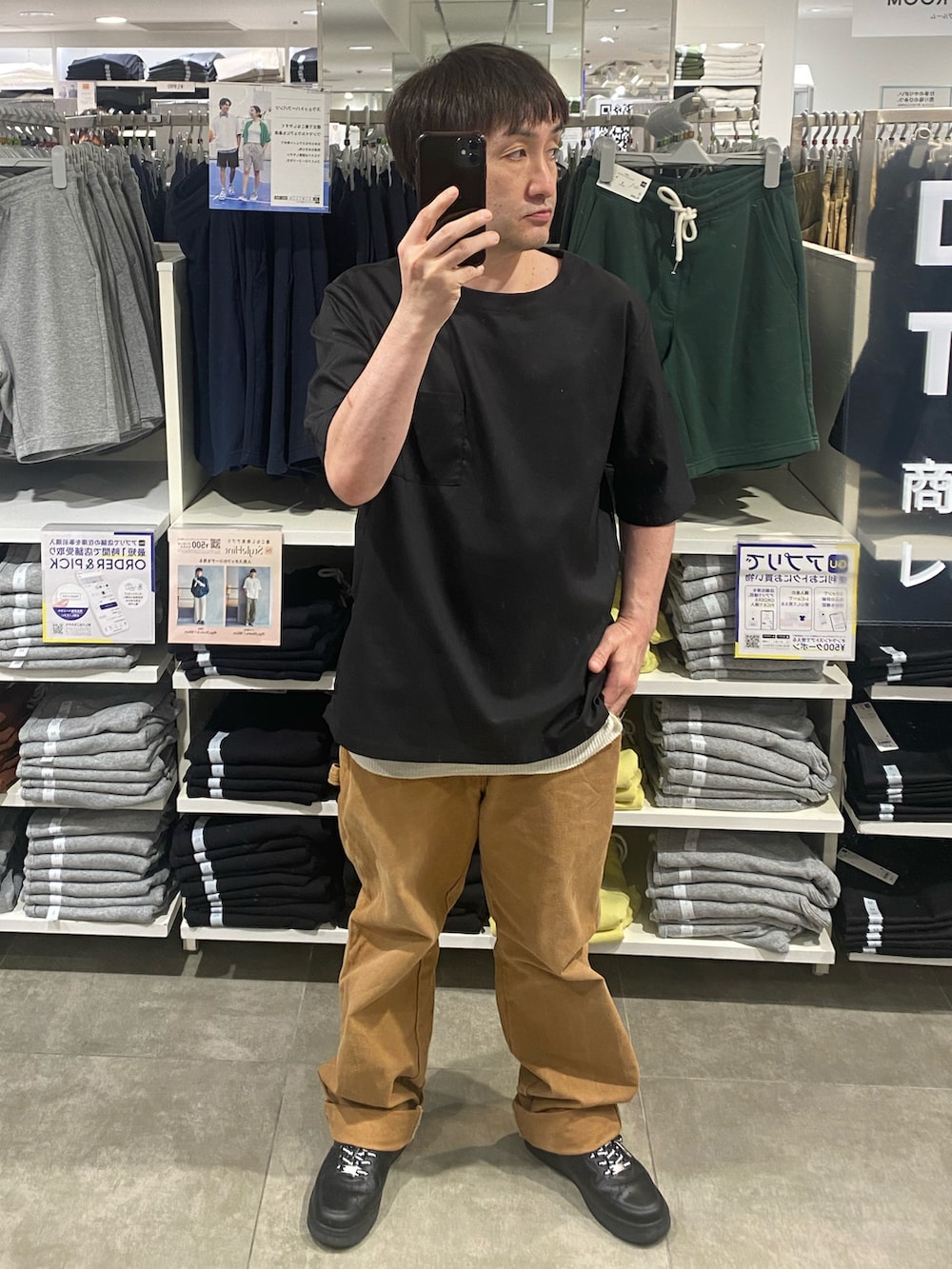 ブラック系のTシャツ/カットソー、ブラウン系のその他パンツ、ブラック系のスニーカーを着用したメンズの夏コーディネートの4枚目の写真