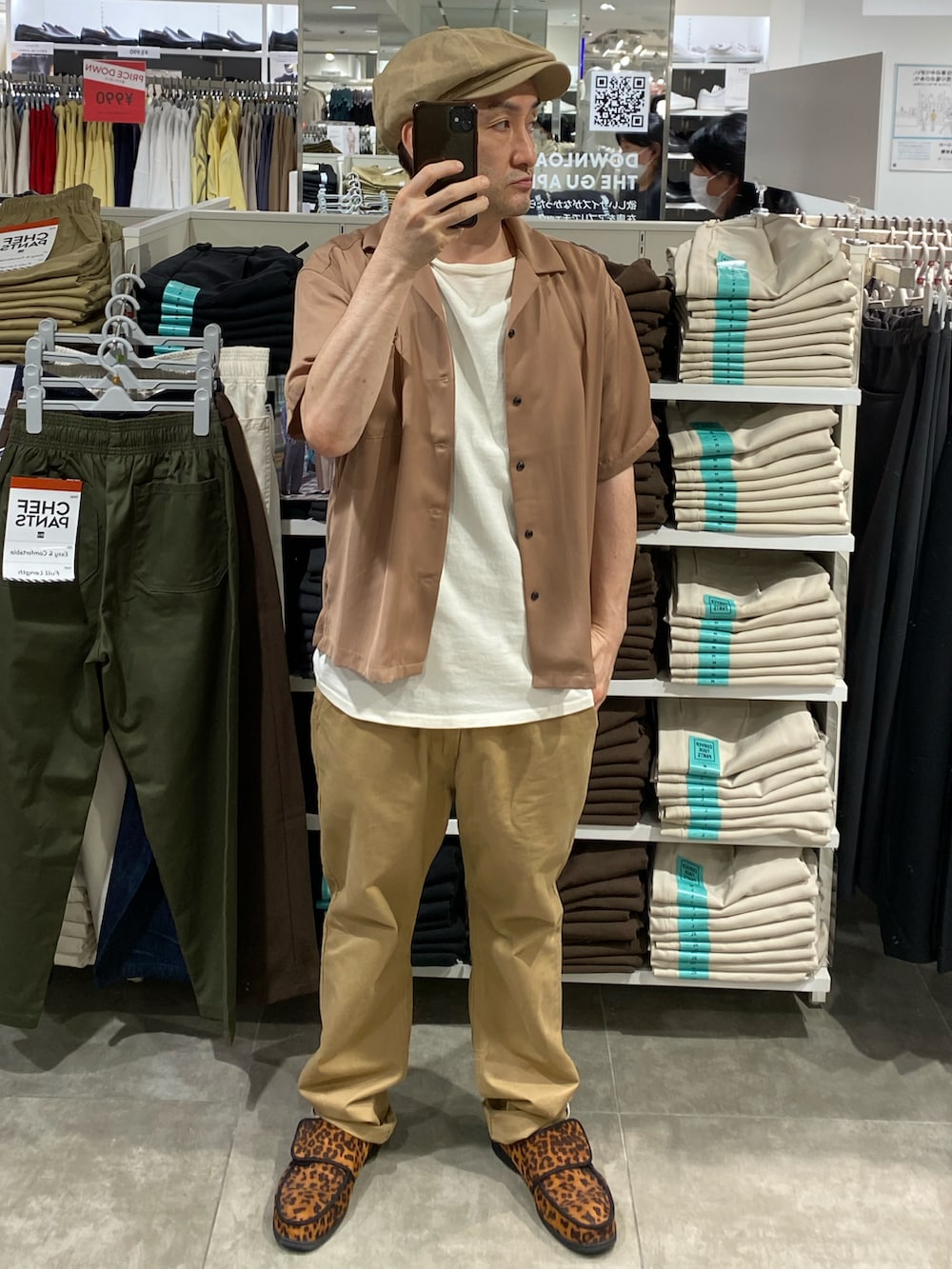 その他のスニーカー、ブラウン系のシャツ/ブラウス、ベージュ系のハンチング/ベレー帽を着用したメンズの夏コーディネートの2枚目の写真