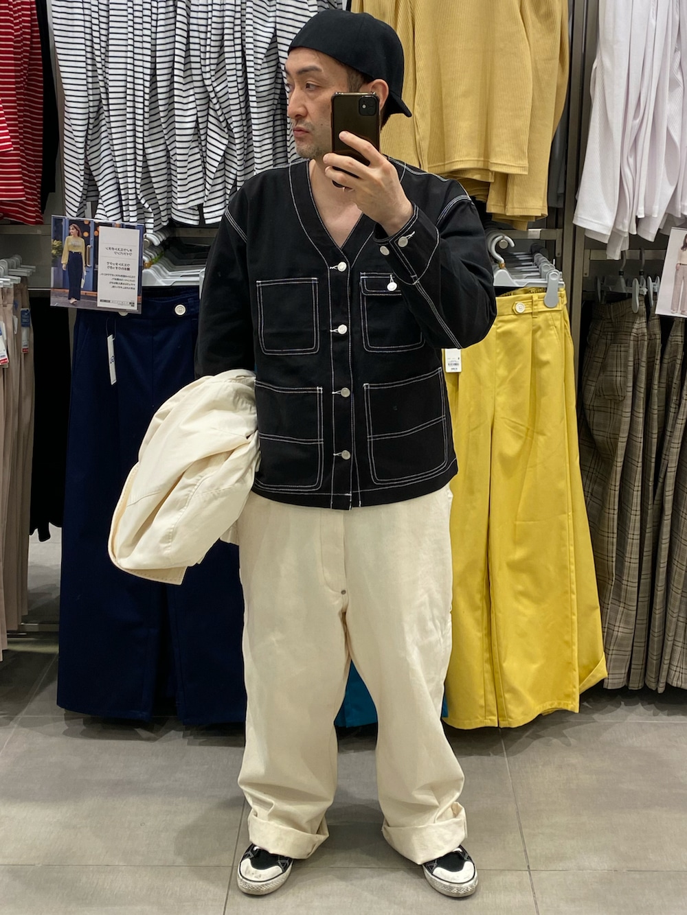 ブラック系のその他アウター、ホワイト系のカバーオール、ブラック系のスニーカーを着用したメンズの春コーディネートの2枚目の写真