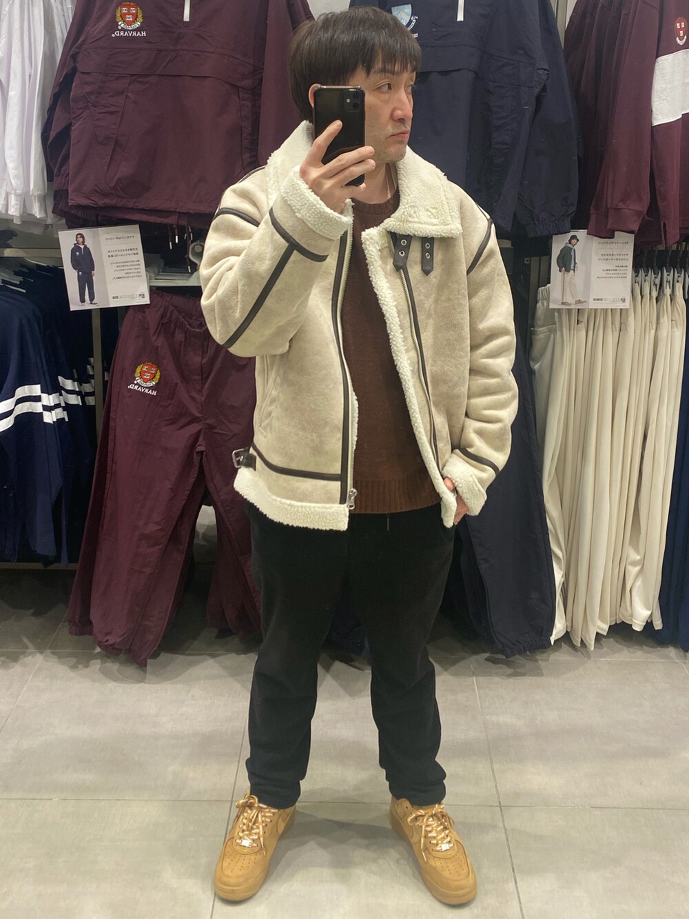 ホワイト系のブルゾン、ブラック系のその他パンツ、ブラウン系のスニーカーを着用したメンズの冬コーディネートの3枚目の写真
