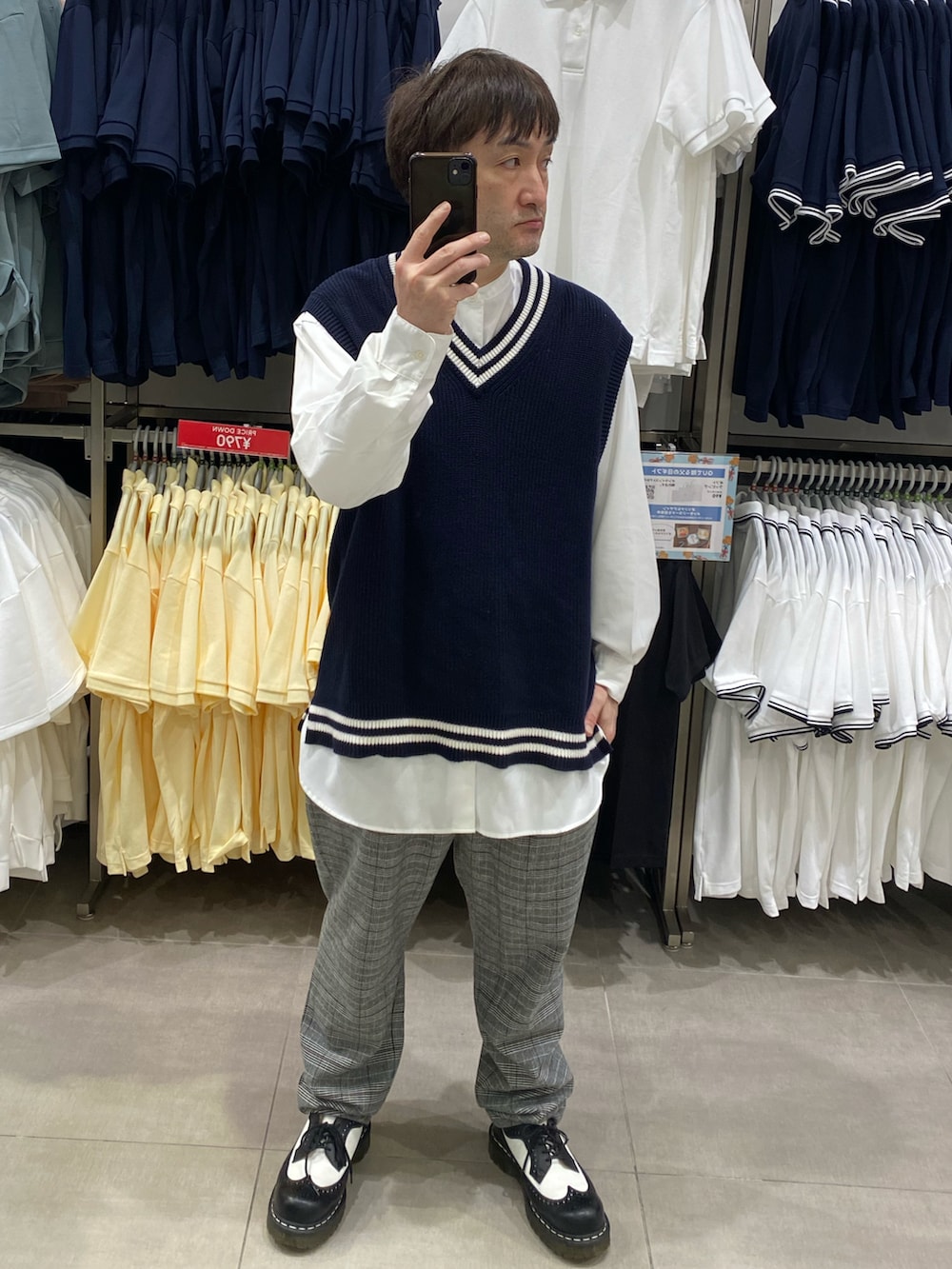 ブルー系のベスト、ホワイト系のシャツ/ブラウス、グレー系のパンツを着用したメンズの春コーディネートの3枚目の写真