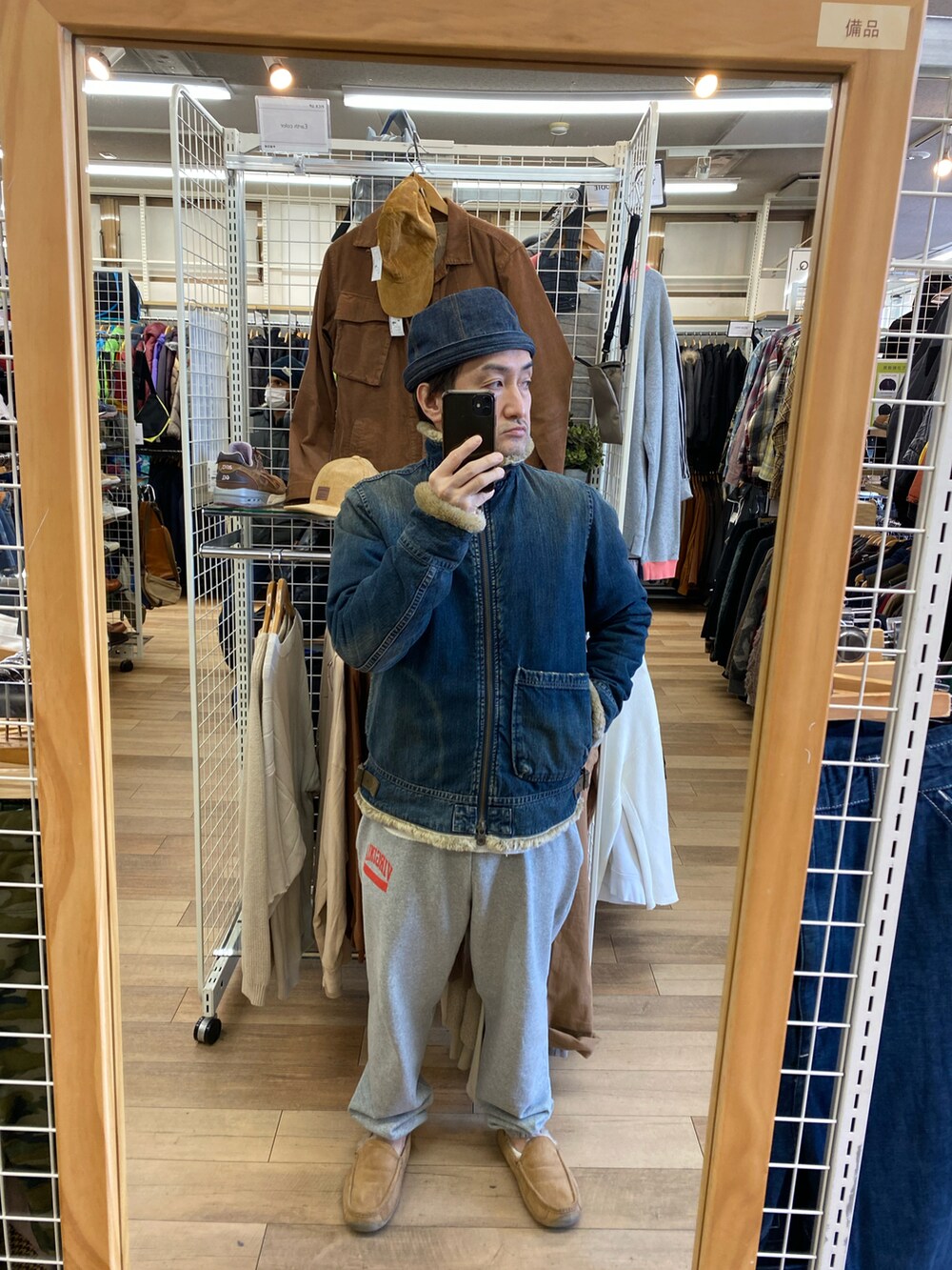 グレー系のスウェット、グレー系のスウェットパンツ、ブラック系のモカシン/デッキシューズを着用したメンズの冬コーディネートの5枚目の写真