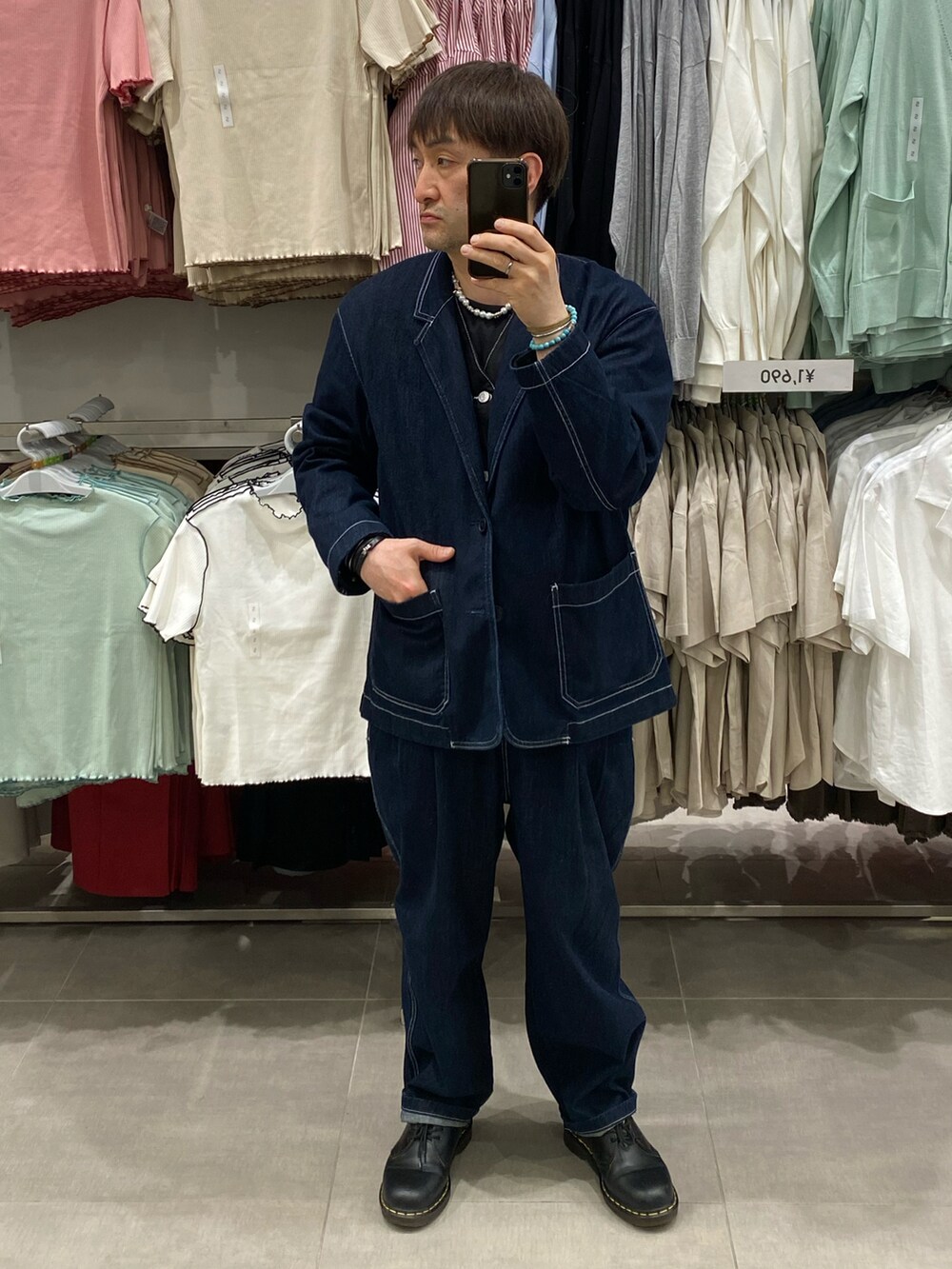 ブルー系のデニムジャケット、ブルー系のデニムパンツ、ブラック系のドレスシューズを着用したメンズの春コーディネートの4枚目の写真