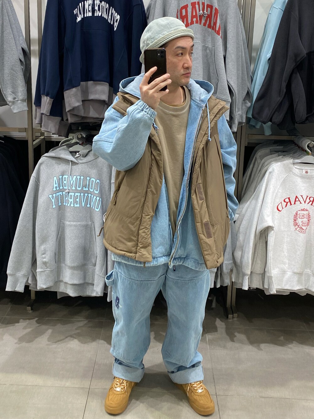 ブラウン系のスウェット、ブルー系のその他パンツ、ブラウン系のスニーカーを着用したメンズの冬コーディネートの4枚目の写真