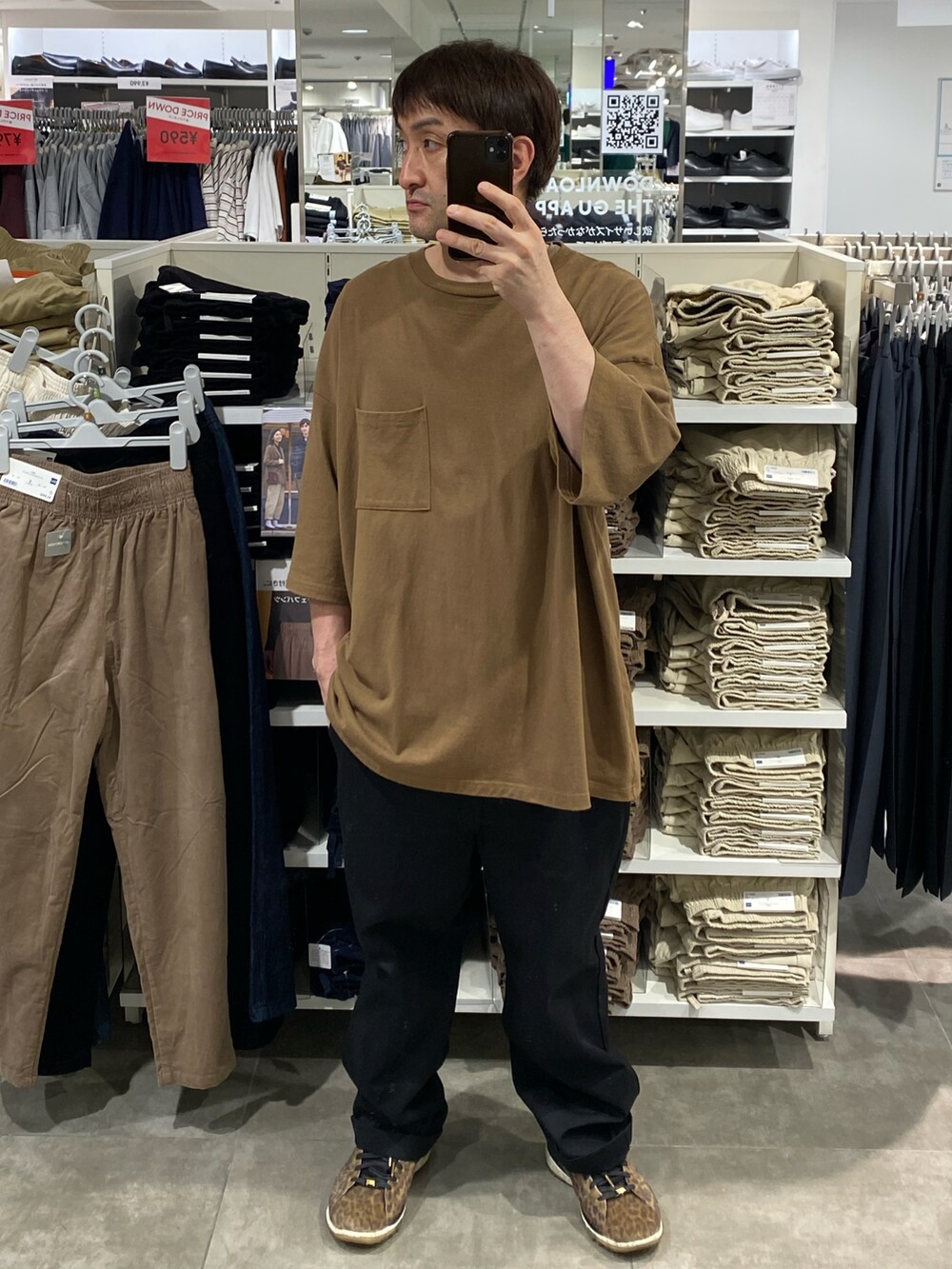 ブラウン系のTシャツ/カットソー、ブラック系のチノパンツ、その他のスニーカーを着用したメンズの夏コーディネートの3枚目の写真