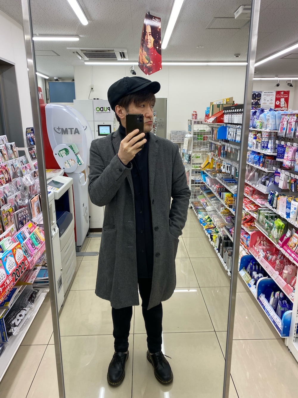 ブラック系のシャツ/ブラウス、ベージュ系のトップス、ブラック系のスウェットパンツを着用したメンズの冬コーディネートの2枚目の写真