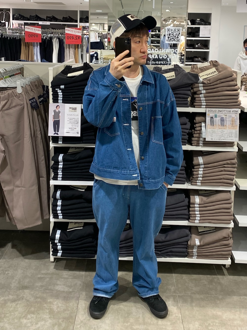 ブルー系のデニムジャケット、ホワイト系のTシャツ/カットソー、ブルー系のデニムパンツを着用したメンズの夏コーディネートの3枚目の写真