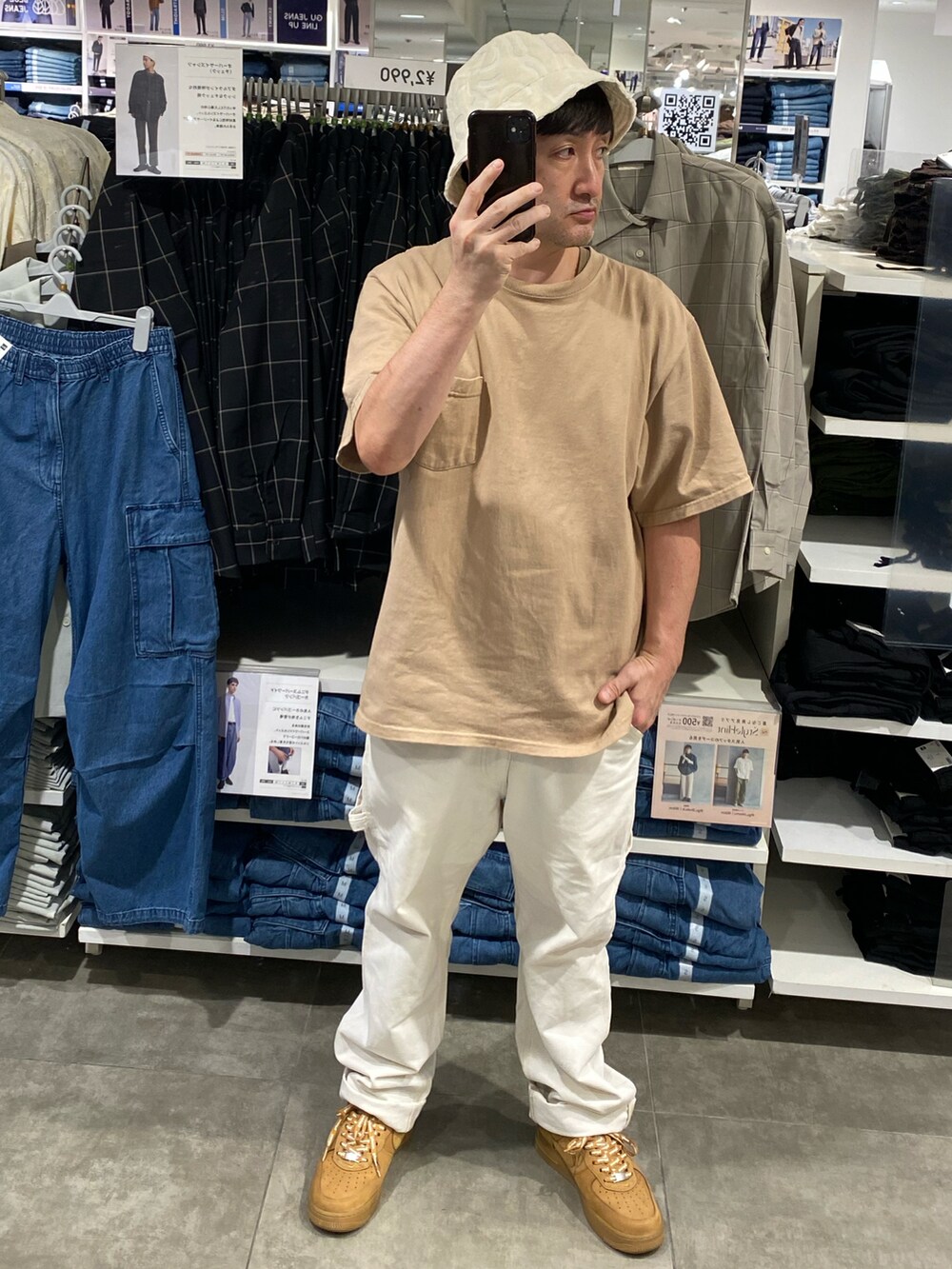 ベージュ系のTシャツ/カットソー、ホワイト系のその他パンツ、ブラウン系のスニーカーを着用したメンズの秋コーディネートの2枚目の写真