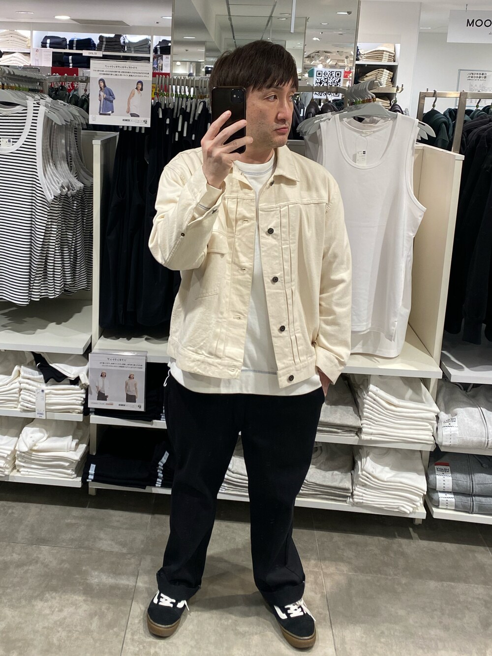 ホワイト系のデニムジャケット、ホワイト系のスウェット、ブラック系のチノパンツを着用したメンズの春コーディネートの3枚目の写真