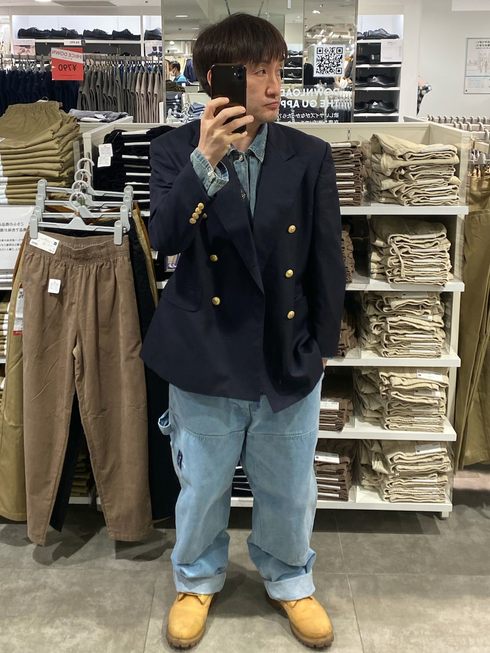 ブルー系のテーラードジャケット、ブラック系のショルダーバッグ、ブルー系のその他パンツを着用したメンズの秋コーディネートの5枚目の写真