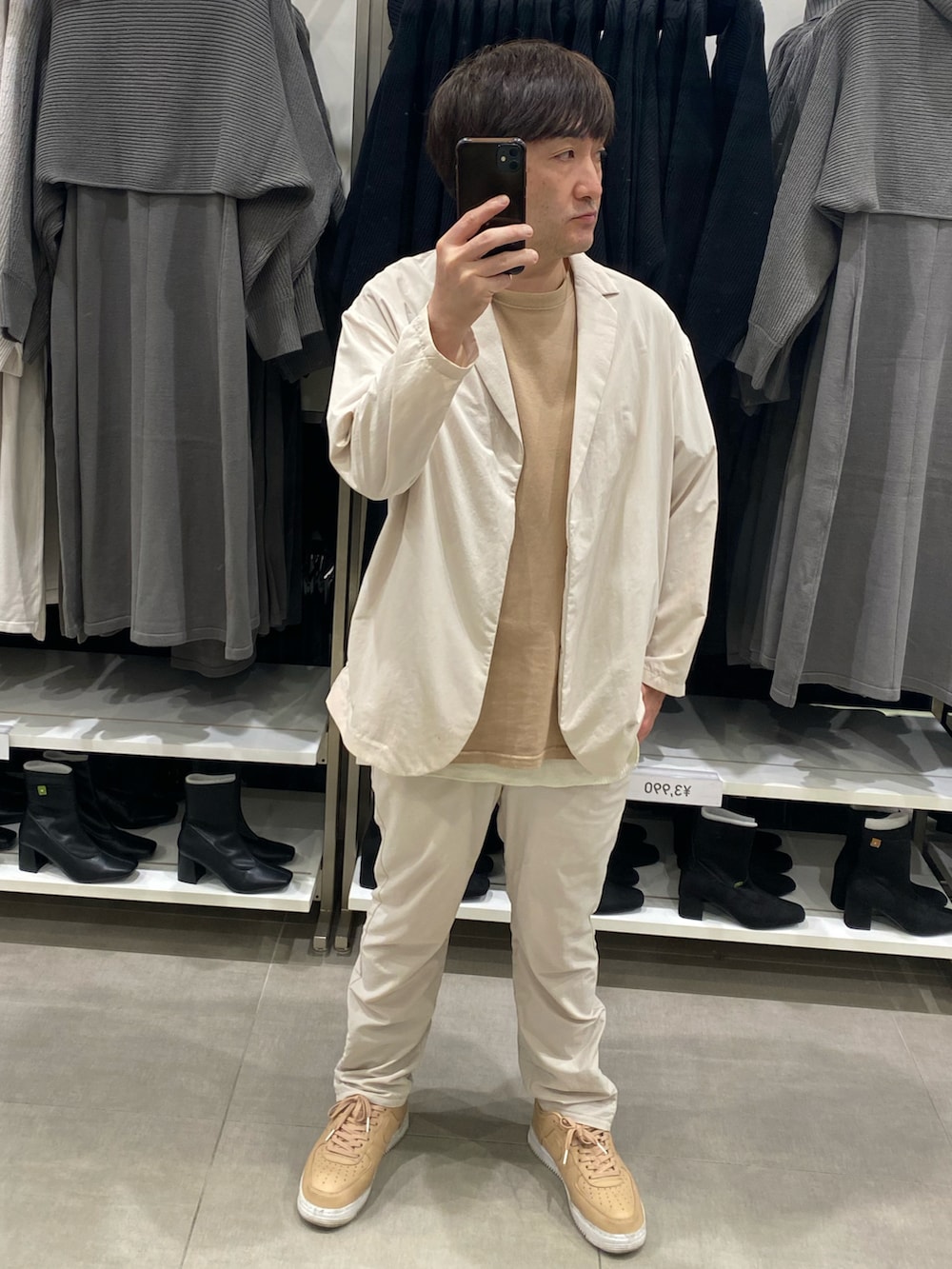 ブラウン系のTシャツ/カットソー、ホワイト系のテーラードジャケット、ホワイト系のパンツを着用したメンズの秋コーディネートの2枚目の写真