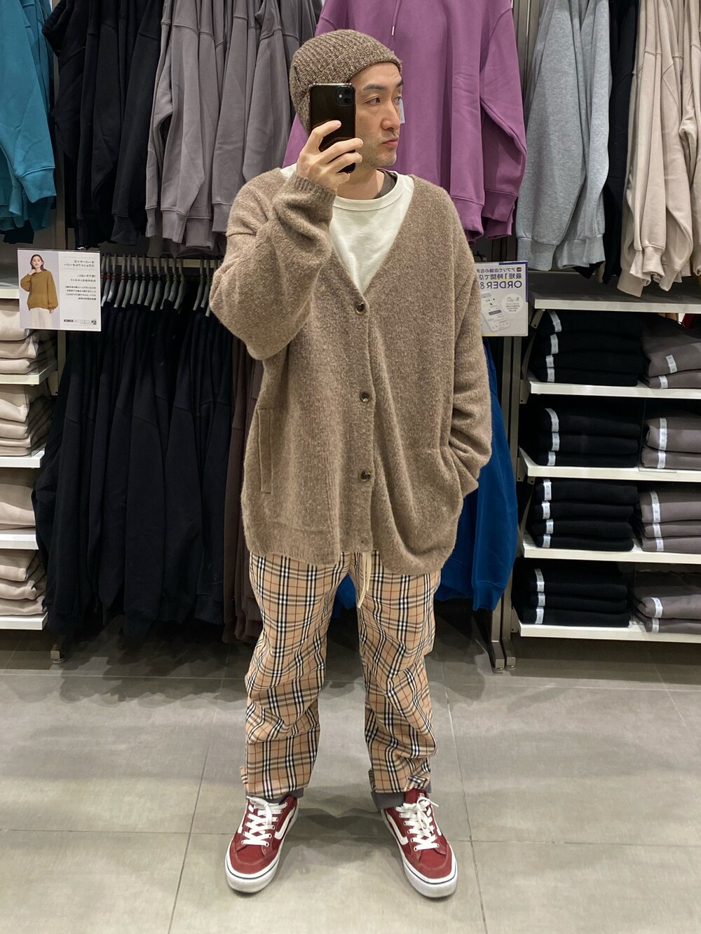 ホワイト系のスウェット、ベージュ系のジャケット/アウター、ベージュ系のパンツを着用したメンズの秋コーディネートの2枚目の写真