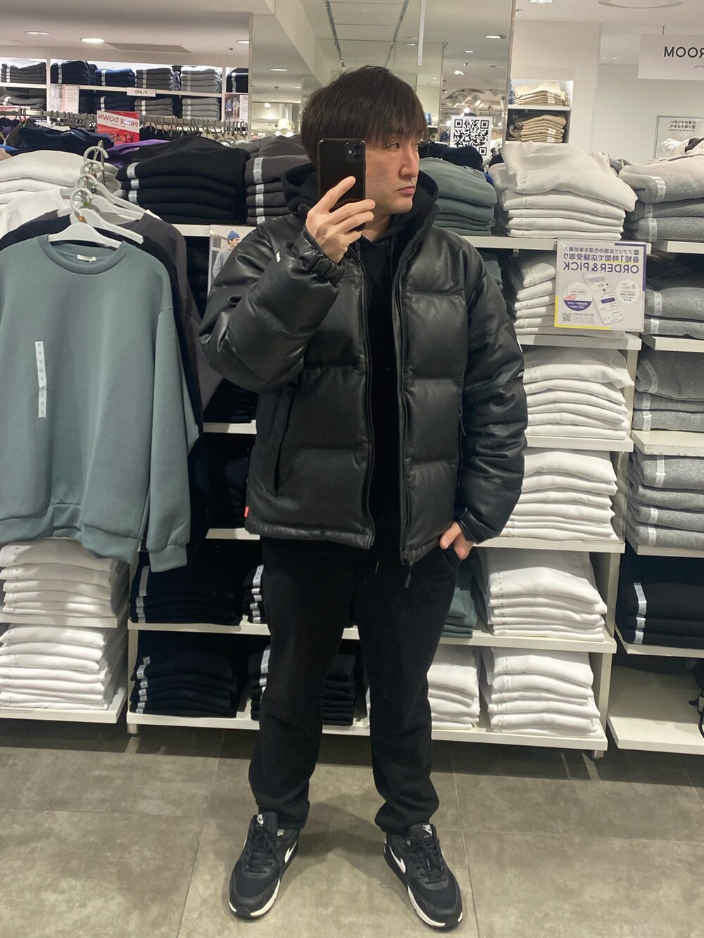 ブラック系のダウンジャケット/コート、ブラック系のその他パンツ、ブラック系のスニーカーを着用したメンズの冬コーディネートの3枚目の写真