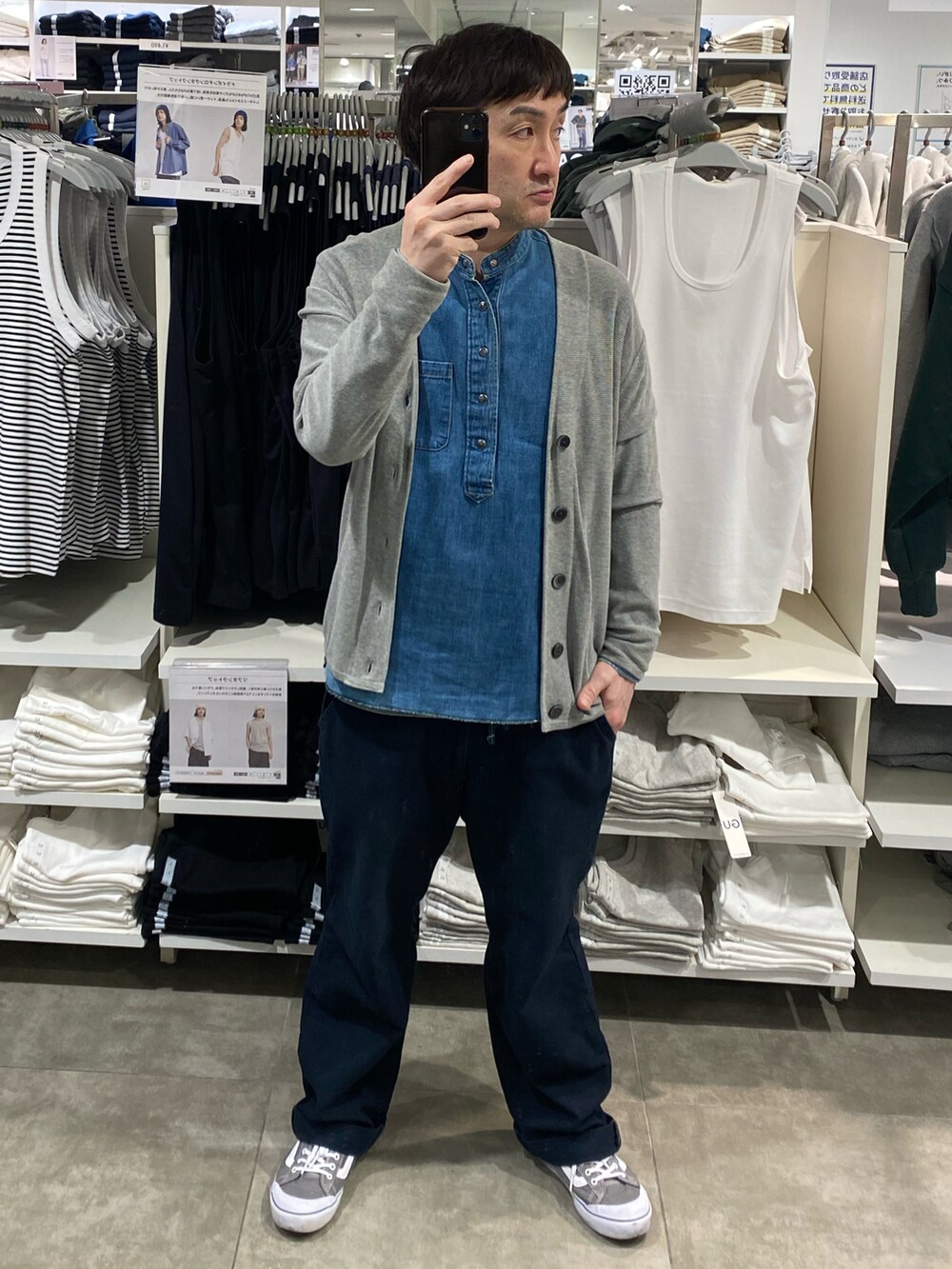 ブルー系のその他パンツ、グレー系のスニーカー、ブルー系の帽子を着用したメンズの春コーディネートの3枚目の写真