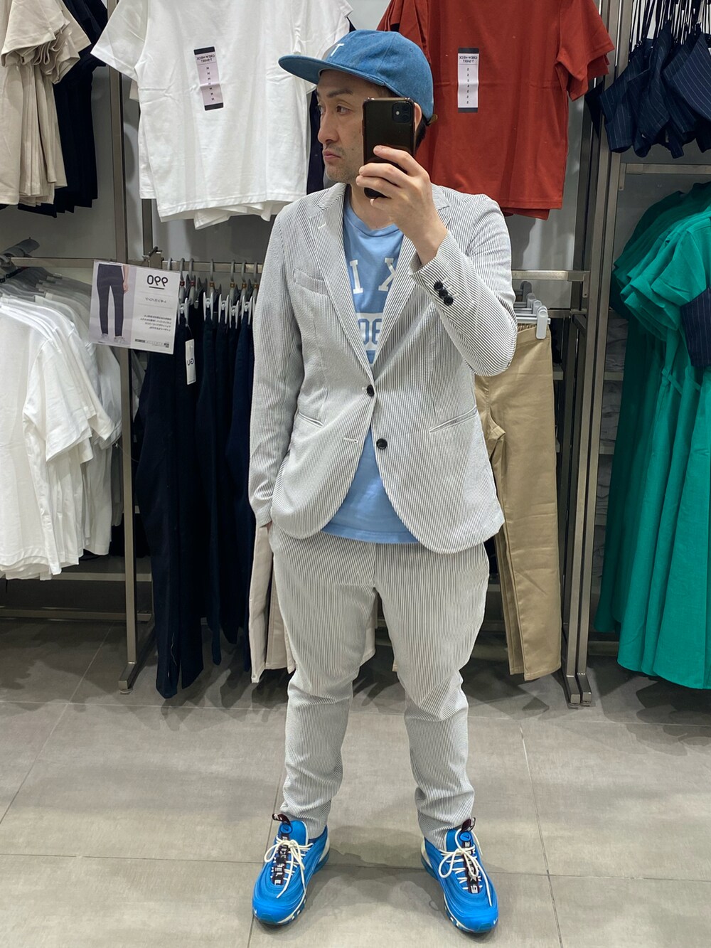 その他のスラックス、その他のテーラードジャケット、ブルー系のTシャツ/カットソーを着用したメンズの秋コーディネートの2枚目の写真