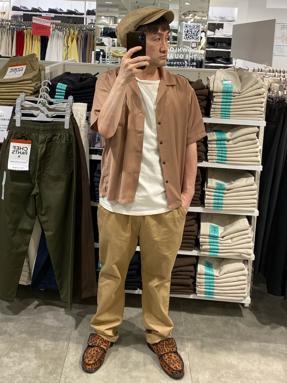 その他のスニーカー、ブラウン系のシャツ/ブラウス、ベージュ系のハンチング/ベレー帽を着用したメンズの夏コーディネートの4枚目の写真