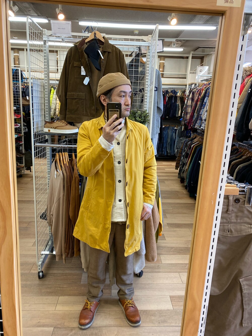 ベージュ系のその他パンツ、ブラウン系のシューズ、ベージュ系のシャツ/ブラウスを着用したメンズの冬コーディネートの4枚目の写真