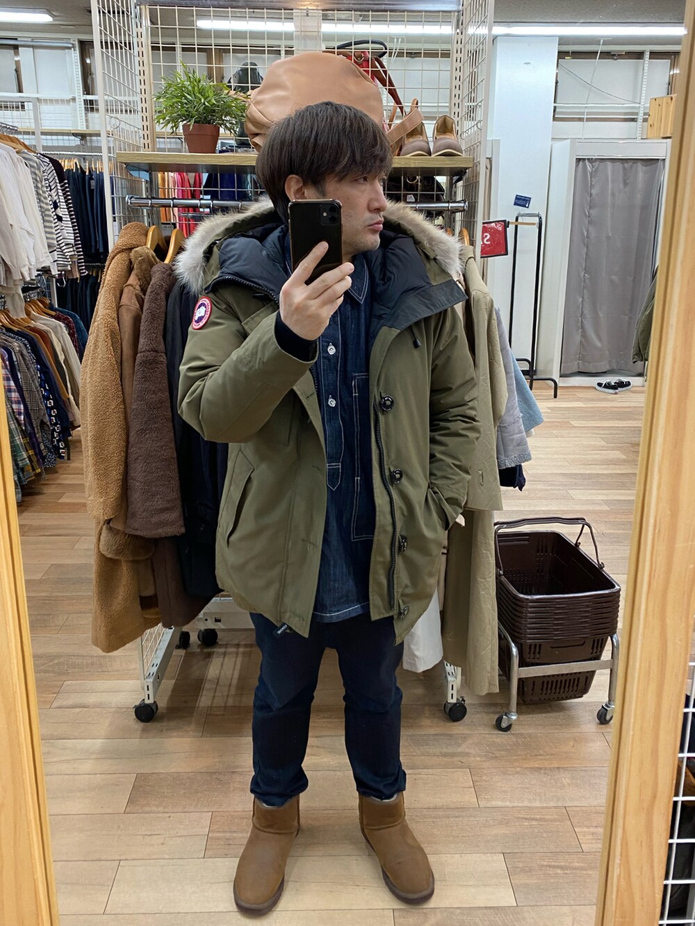 ブルー系のデニムパンツ、ブラウン系のブーツ、ブルー系のシャツ/ブラウスを着用したメンズの冬コーディネートの3枚目の写真