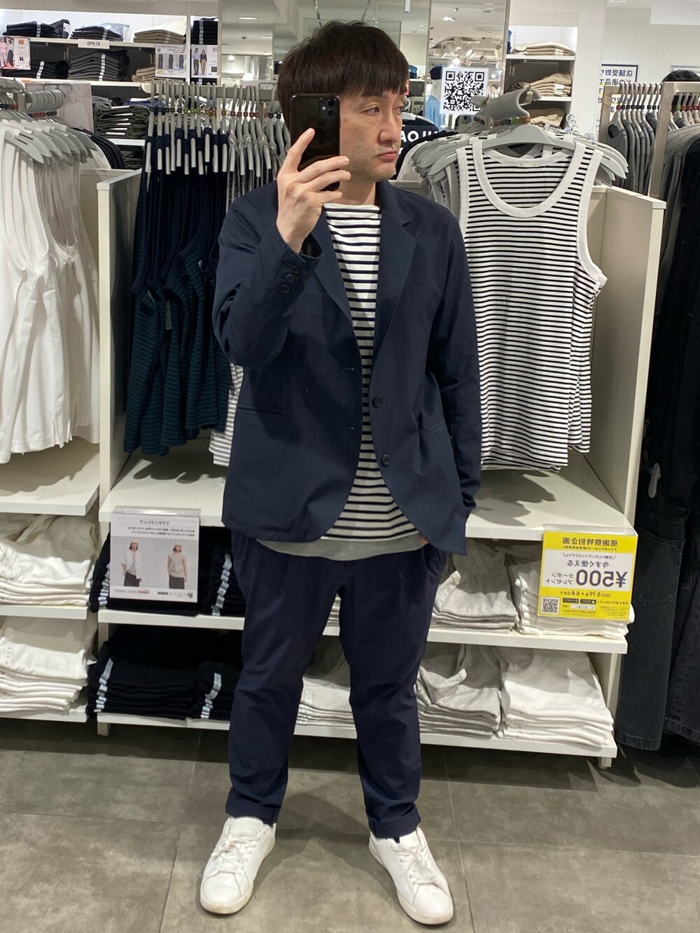 ブルー系のテーラードジャケット、その他のTシャツ/カットソー、ブルー系のスラックスを着用したメンズの夏コーディネートの3枚目の写真